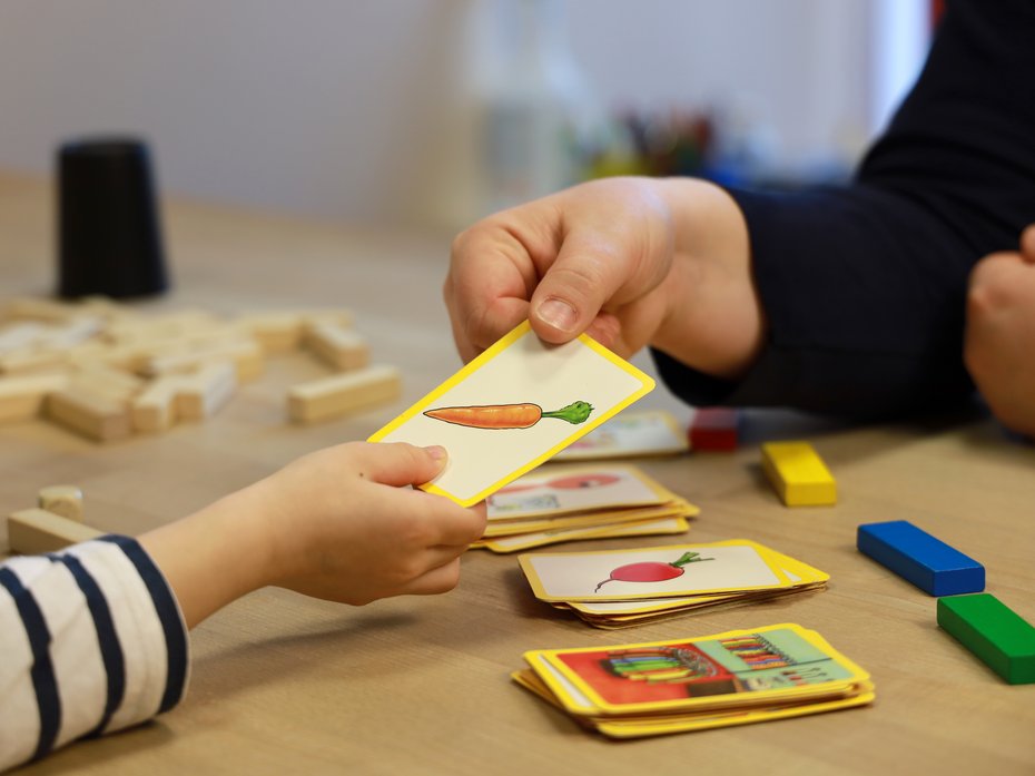 Ein Kind erhält eine Karte